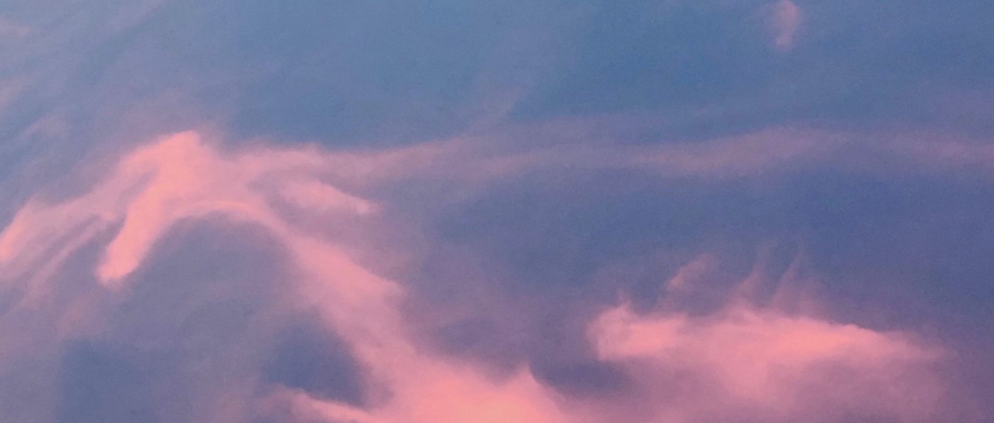 Nuage formant un cheval rose dans le ciel