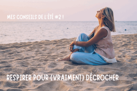 Femme respirant sur la plage