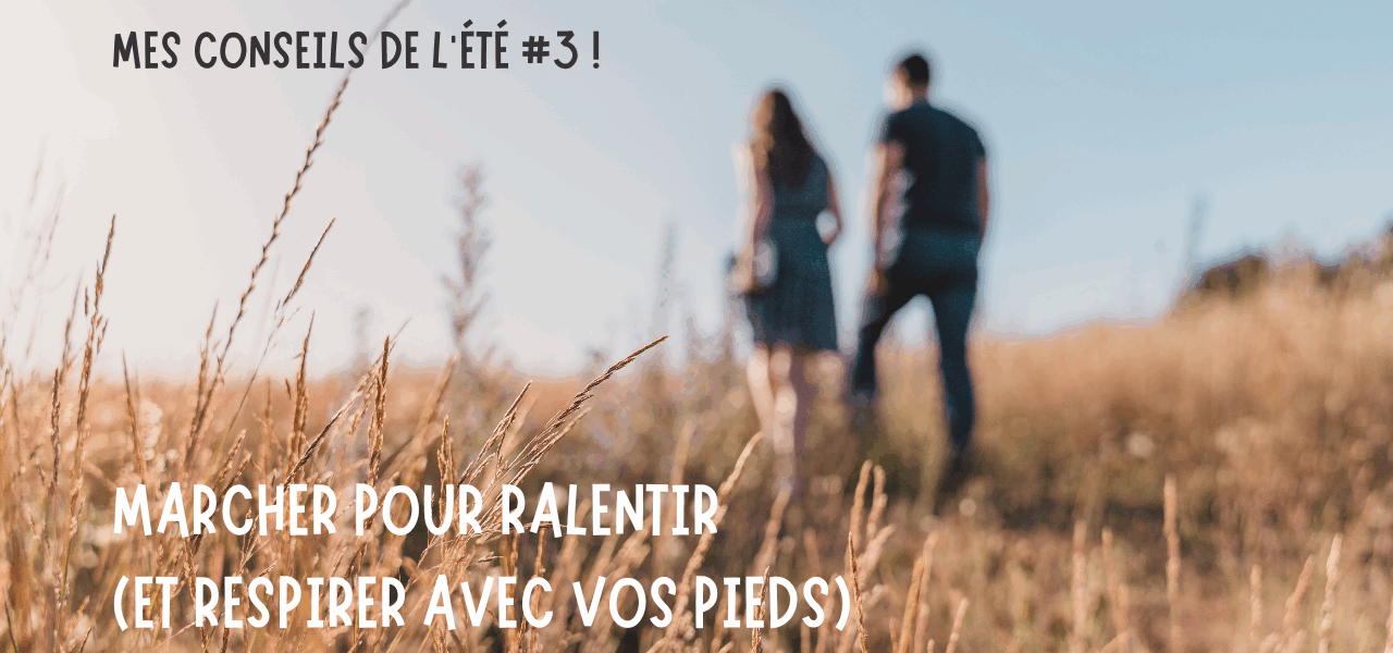 Couple marchant dans les champs