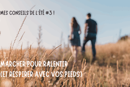 Couple marchant dans les champs