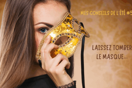 visage de femme qui laisse tomber un masque