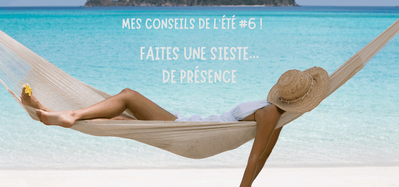 Femme dans un hamac sur fond de mer bleu azur