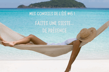 Femme dans un hamac sur fond de mer bleu azur